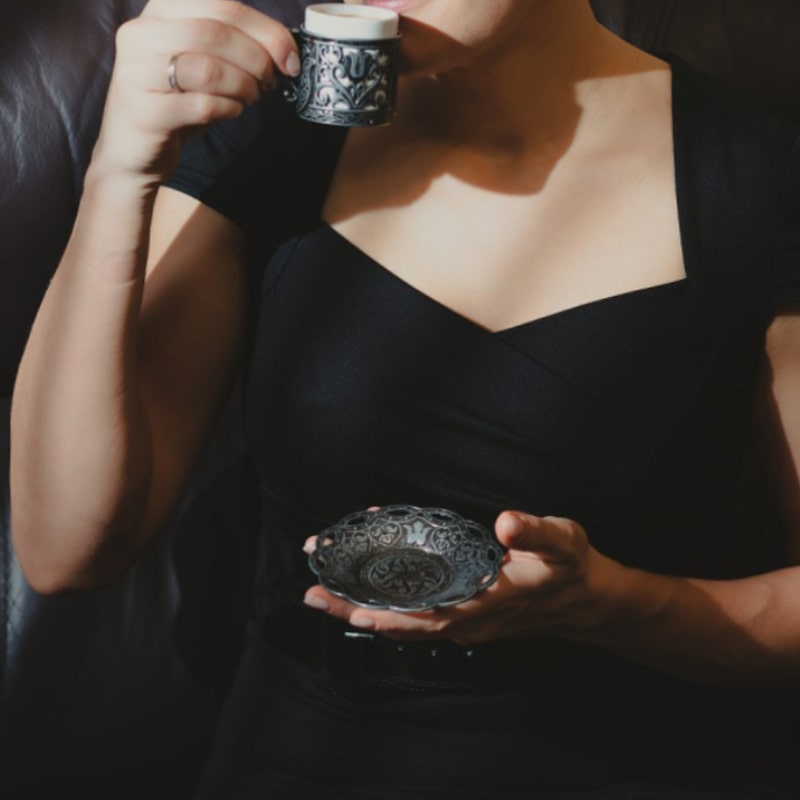 femme buvant un café