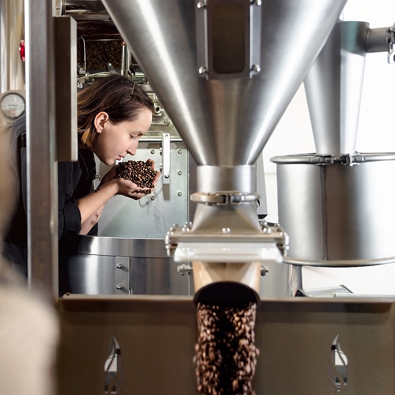 femme qui sent du café