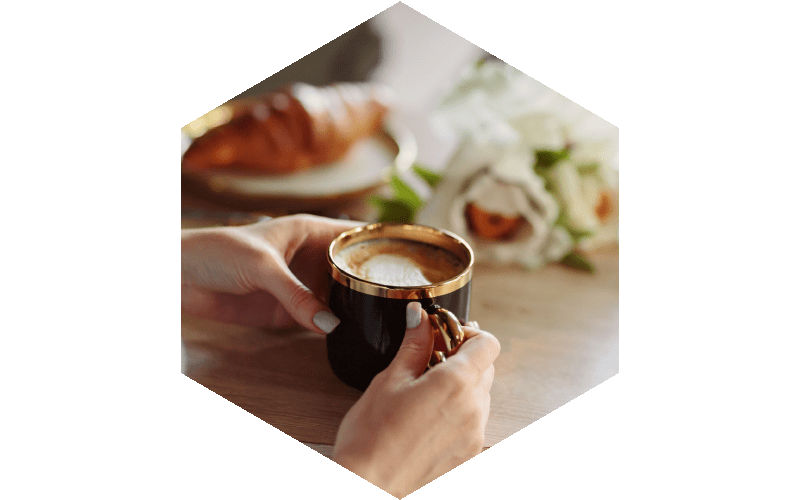 mains autour d'un cafe