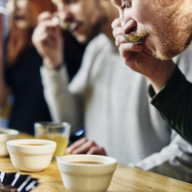 test du café par une équipe